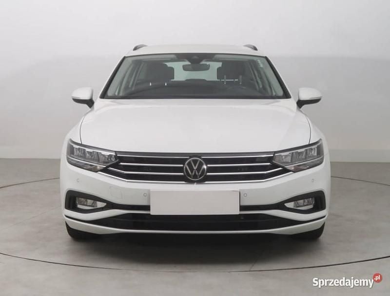 Biały Używany 2020 VW Passat Kombi | 59 999 zł (Dobra cena) - Obraz 1/4