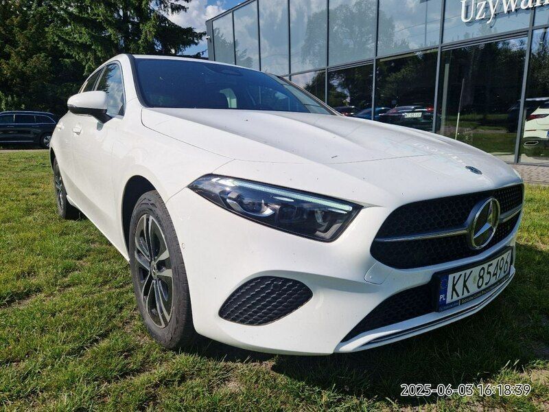 Biały Używany 2023 Mercedes A250 Hatchback | 117 300 zł - Obraz 1/4