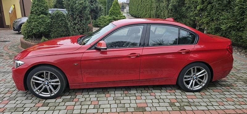 Czerwony Używany 2013 BMW 320 Sport Line Sedan/Limuzyna | 57 000 zł (Super Cena) - Obraz 1/4