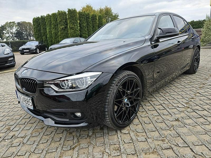 Czarny (metalik) Używany 2016 BMW 318 Sedan/Limuzyna | 49 700 zł (Dobra cena) - Obraz 1/4