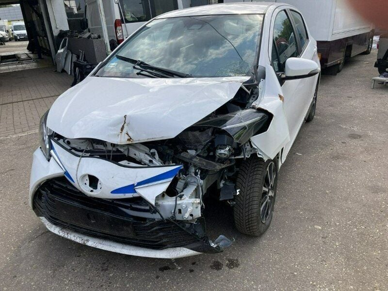 Biały Używany 2018 Toyota Yaris Hybrid Hatchback | 24 000 zł - Obraz 1/4
