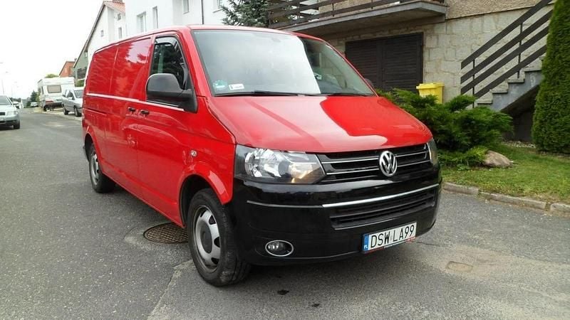 Bordowy (metalik) Używany 2014 VW T5 Van | 48 900 zł (Dobra cena) - Obraz 1/4