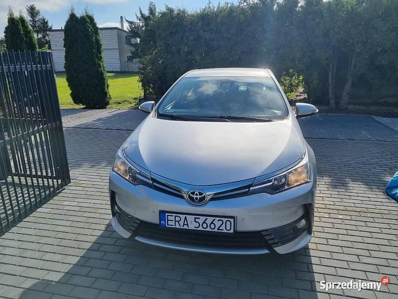 Używany Toyota Corolla 132 KM (97 kW) 2017 Srebrny Sedan/Limuzyna