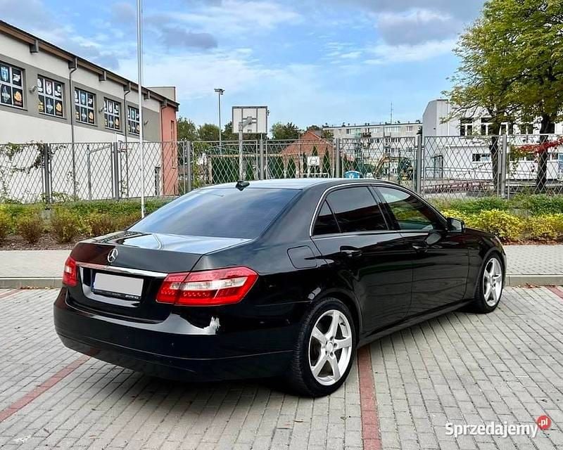 Czarny Używany 2013 Mercedes E220 Avantgarde Sedan/Limuzyna | 38 500 zł - Obraz 1/4