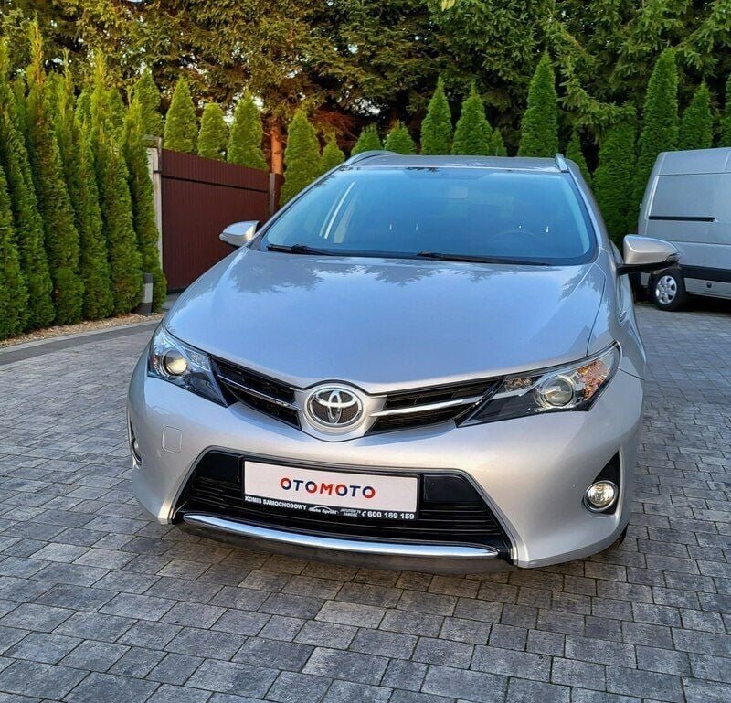 Używany Toyota Auris 90 KM (66 kW) 2013 Srebrny (metalik) Sedan/Limuzyna