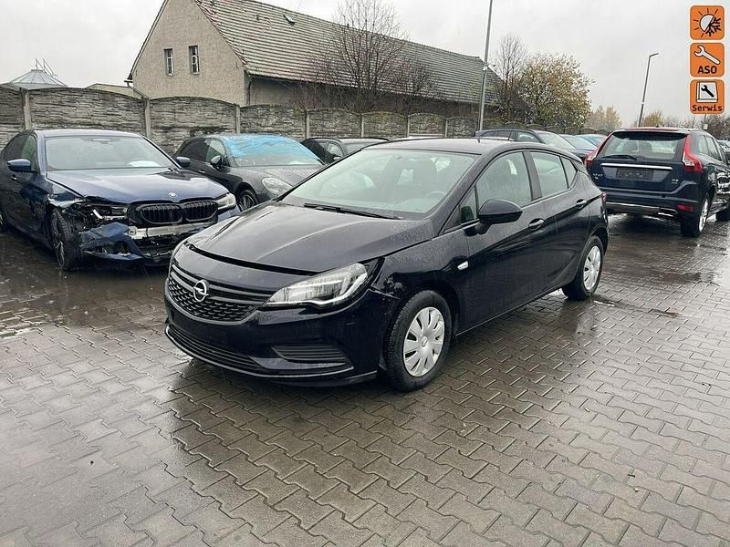 Czarny Używany 2018 Opel Astra Hatchback | 21 900 zł - Obraz 1/4
