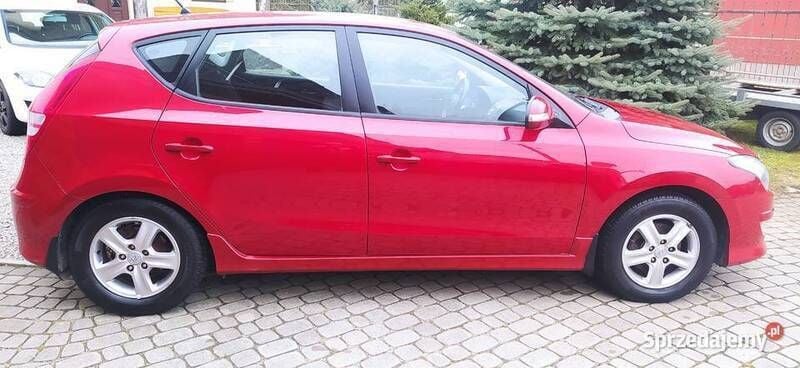 Używany Hyundai i30 2010 Bordowy Sedan/Limuzyna