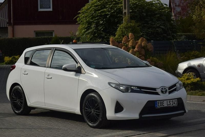 Używany Toyota Auris 100 KM (73 kW) 2015 Biały (metalik) Hatchback