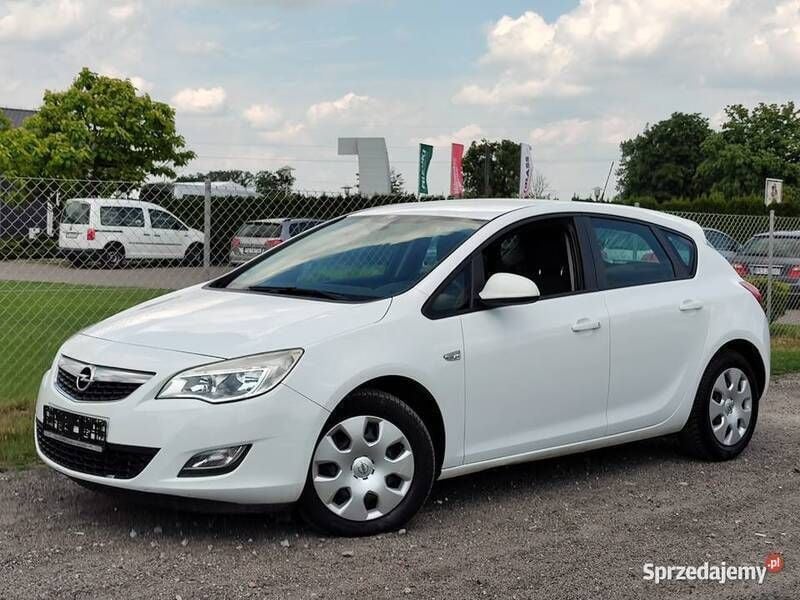 Biały Używany 2010 Opel Astra Hatchback | 17 900 zł (Drogi) - Obraz 1/4