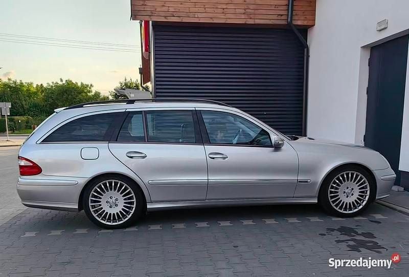 Srebrny Używany 2004 Mercedes E500 Avantgarde Kombi | 32 500 zł - Obraz 1/4