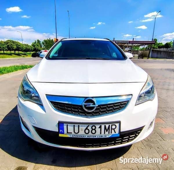 Biały Używany 2012 Opel Astra Kombi | 21 500 zł (Uczciwa cena) - Obraz 1/4