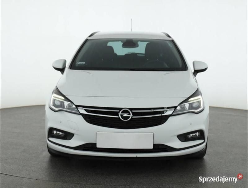 Biały Używany 2017 Opel Astra Kombi | 27 999 zł (Uczciwa cena) - Obraz 1/4