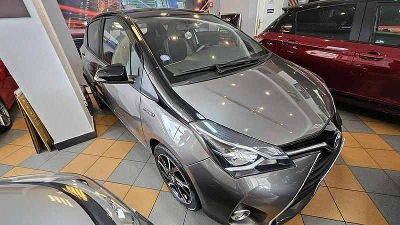 Szary (metalik, perła) Używany 2016 Toyota Yaris Hybrid Hatchback | 46 500 zł (Super Cena) - Obraz 1/4