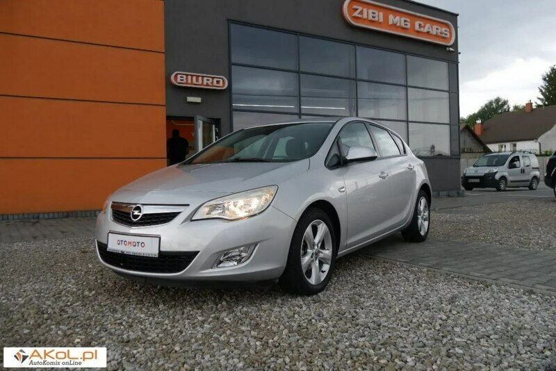 Używany Opel Astra 115 KM (84 kW) 2010 Srebrny (metalik) Sedan/Limuzyna