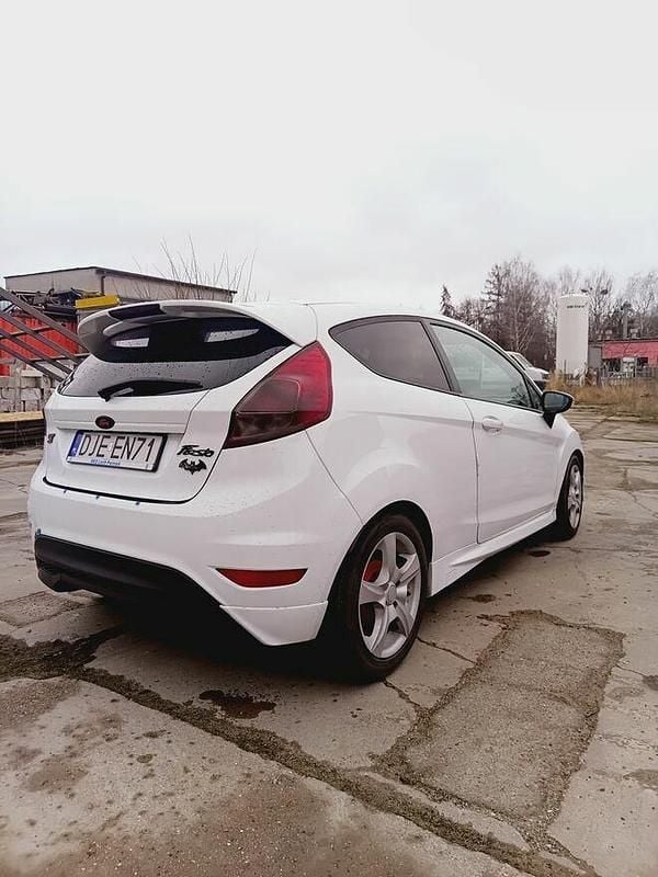 Biały Używany 2013 Ford Fiesta ST-Line Hatchback | 17 500 zł (Uczciwa cena) - Obraz 1/4
