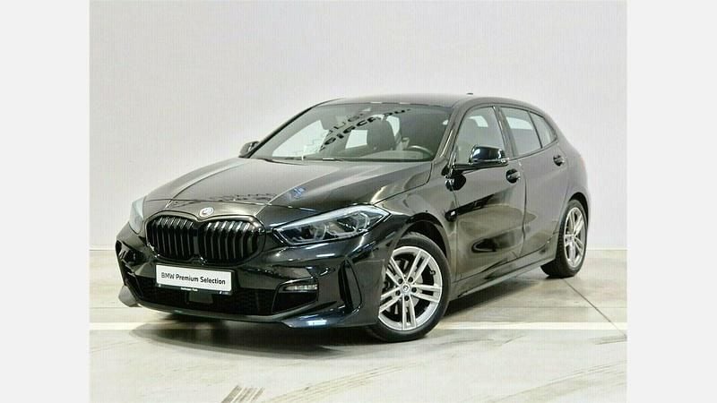 Czarny szafir metalizowany Używany 2022 BMW 118 Shadowline Hatchback | 99 900 zł (Uczciwa cena) - Obraz 1/3