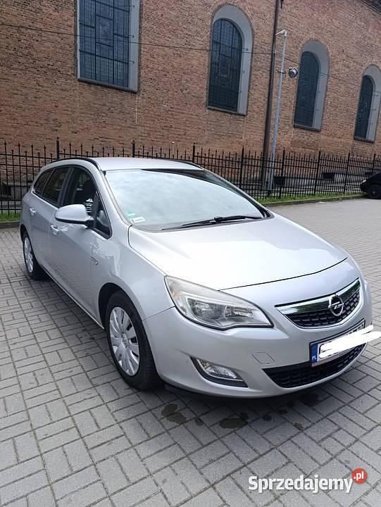 Srebrny Używany 2012 Opel Astra Sedan/Limuzyna | 15 599 zł (Uczciwa cena) - Obraz 1/4