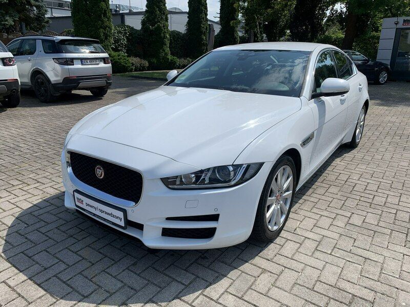 Używany Jaguar XE 180 KM (132 kW) 2016 Biały Sedan/Limuzyna