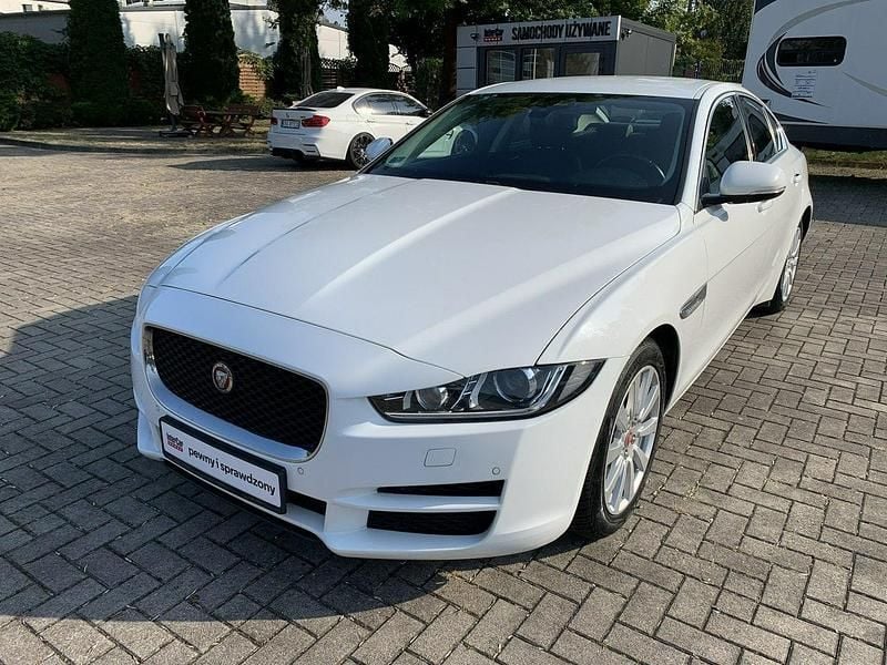 Biały (metalik) Używany 2017 Jaguar XE Sedan/Limuzyna | 79 900 zł (Uczciwa cena) - Obraz 1/4