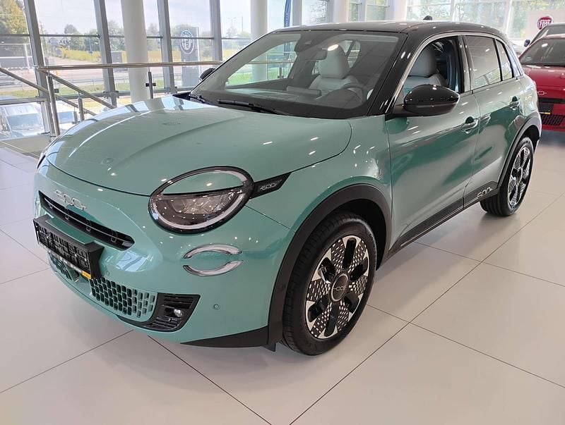 Nowe Fiat 600 La Prima 110 KM (80 kW) 2025 Lakier metalizowany lazurowy acqua z dachem w kolorze czarny cinema SUV