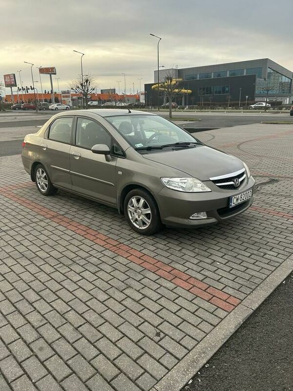 Używany Honda City 2007 Brązowobeżowy Sedan/Limuzyna