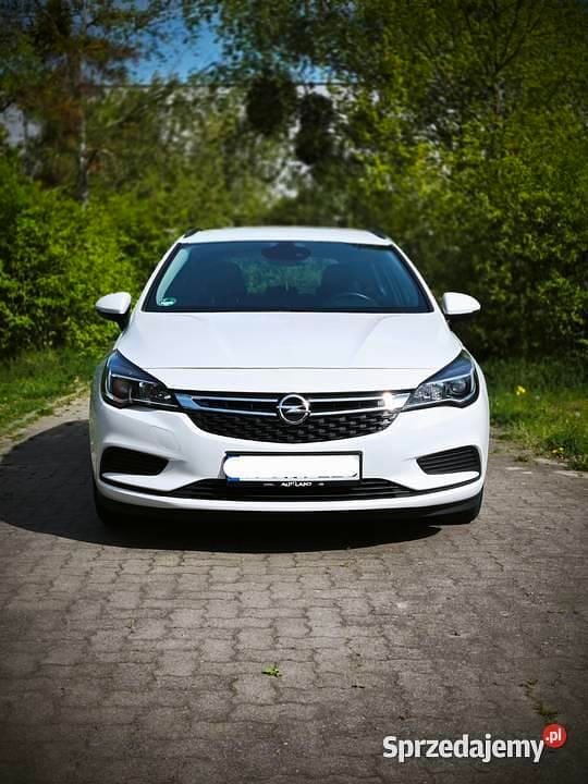 Biały Używany 2018 Opel Astra Active Kombi | 30 500 zł (Dobra cena) - Obraz 1/4
