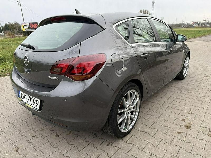 Używany Opel Astra Cosmo 140 KM (102 kW) 2010 Szary Hatchback