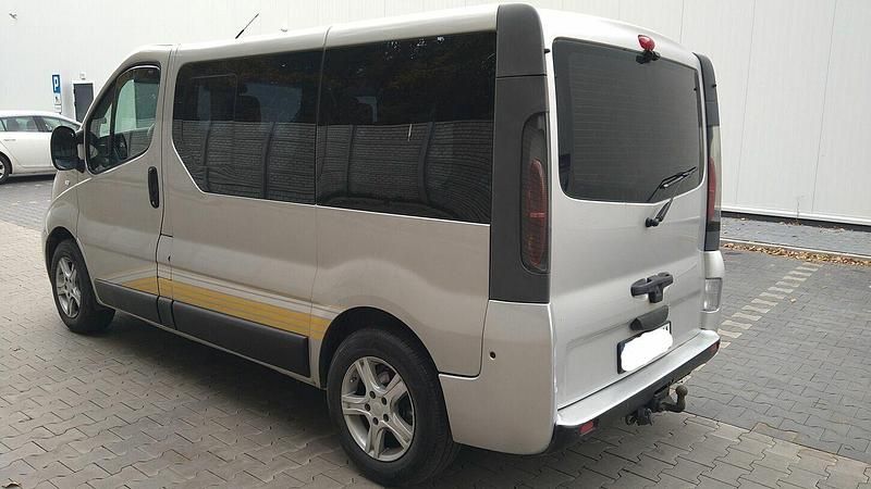 Używany Renault Trafic 2005 Srebrny Minivan