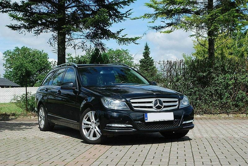 Używany Mercedes C250 204 KM (150 kW) 2012 Czarny (metalik) Kombi