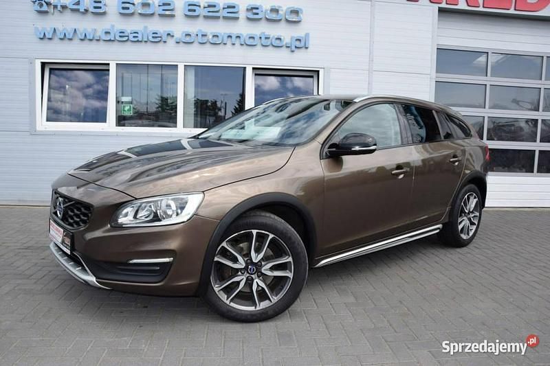 Używany Volvo V60 CC Summum 150 KM (110 kW) 2016 Brązowy Kombi