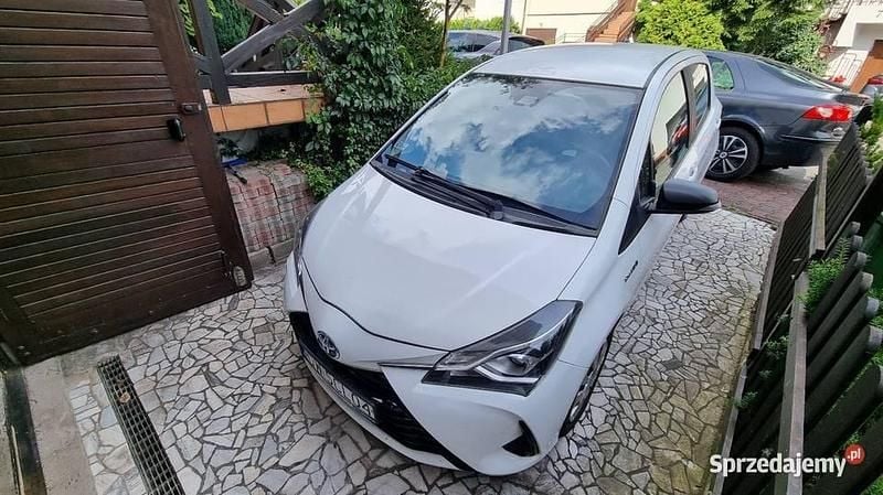 Biały Używany 2018 Toyota Yaris Hybrid Hatchback | 44 000 zł (Uczciwa cena) - Obraz 1/4