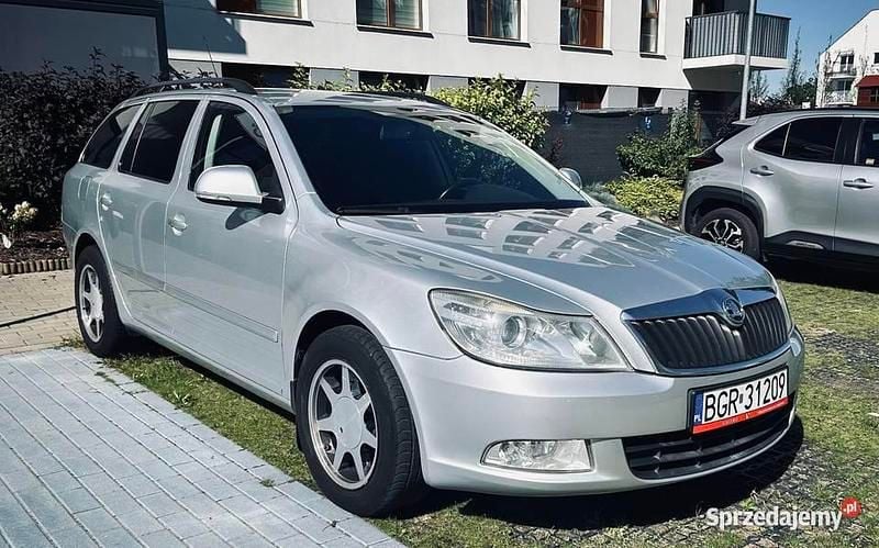 Srebrny Używany 2010 Skoda Octavia Kombi | 15 200 zł (Dość drogi) - Obraz 1/4