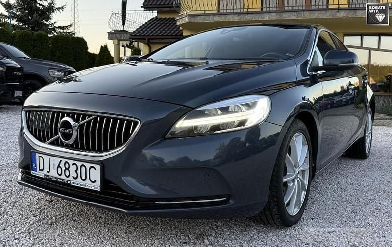Niebieski ciemny (metalik, perła) Używany 2018 Volvo V40 Inscription Kombi | 49 900 zł (Uczciwa cena) - Obraz 1/4