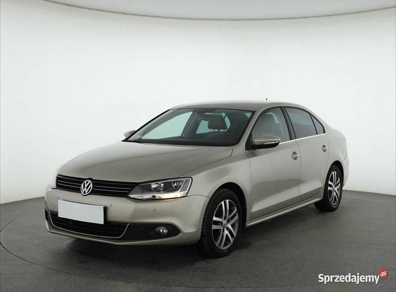 Używany VW Jetta 160 KM (117 kW) 2014 Beżowy Sedan/Limuzyna