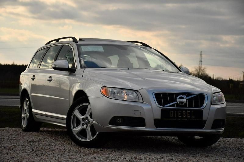 Używany Volvo V70 205 KM (150 kW) 2010 Srebrny (metalik, perła) Kombi