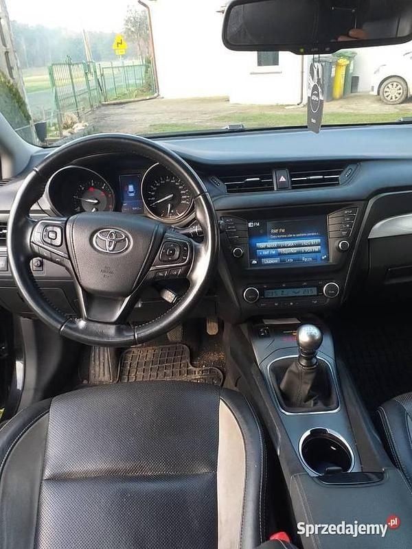 Używany Toyota Avensis T2 143 KM (105 kW) 2016