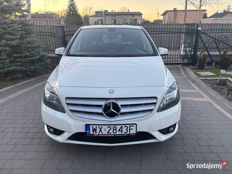 Biały Używany 2013 Mercedes B180 Minivan | 38 900 zł (Uczciwa cena) - Obraz 1/4