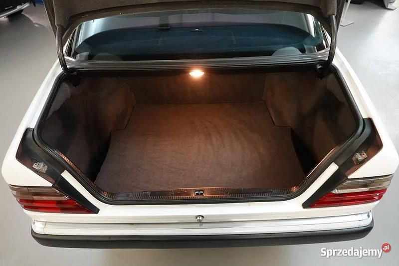 Używany Mercedes E200 1992 Biały Sedan/Limuzyna