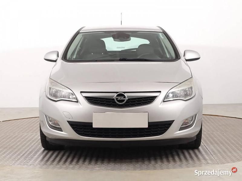 Srebrny Używany 2011 Opel Astra Hatchback | 16 499 zł (Uczciwa cena) - Obraz 1/4