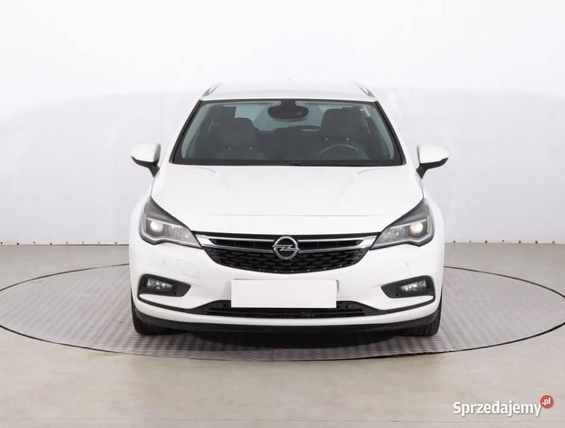Biały Używany 2017 Opel Astra Kombi | 29 499 zł (Uczciwa cena) - Obraz 1/4