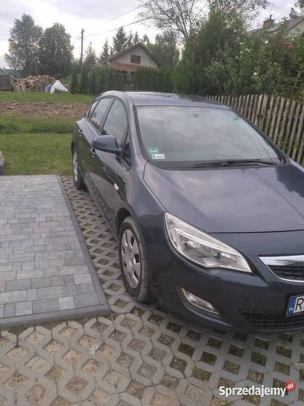 Używany Opel Astra 116 KM (85 kW) 2010 Grafitowy Hatchback