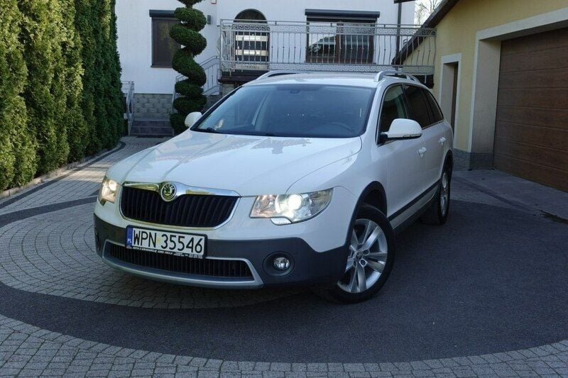 Biały Używany 2012 Skoda Superb Kombi | 30 900 zł (Super Cena) - Obraz 1/4