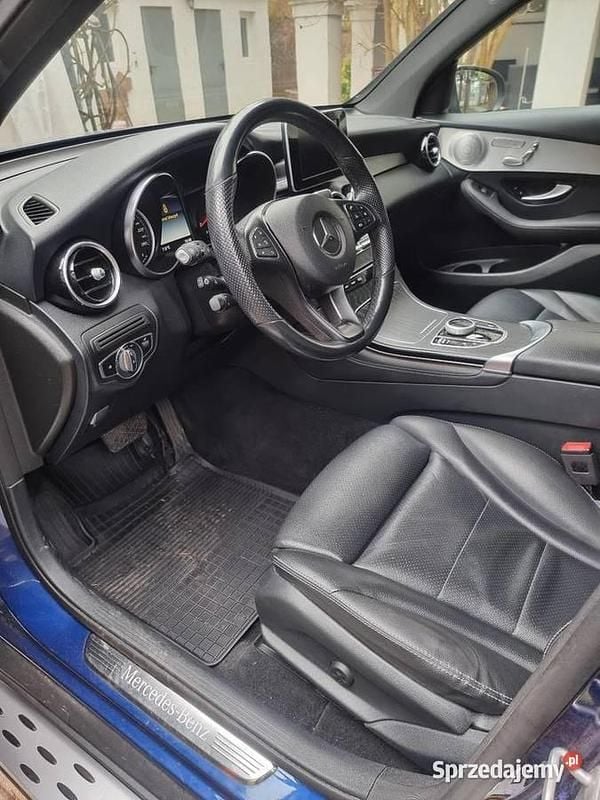 Używany Mercedes GLC300 2019 Niebieski Kombi