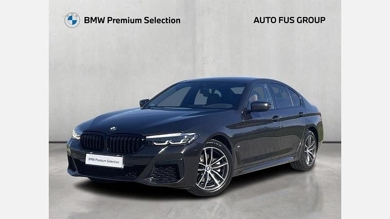 Szary sophisto z brylantowym połyskiem metalizowany Używany 2020 BMW 520 Shadowline Sedan/Limuzyna | 138 500 zł (Super Cena) - Obraz 1/3