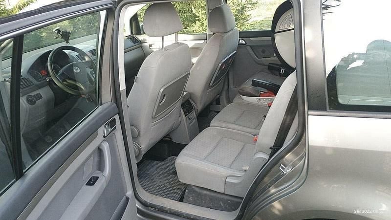 Brązowobeżowy Używany 2008 VW Touran Minivan | 15 500 zł (Uczciwa cena) - Obraz 1/4