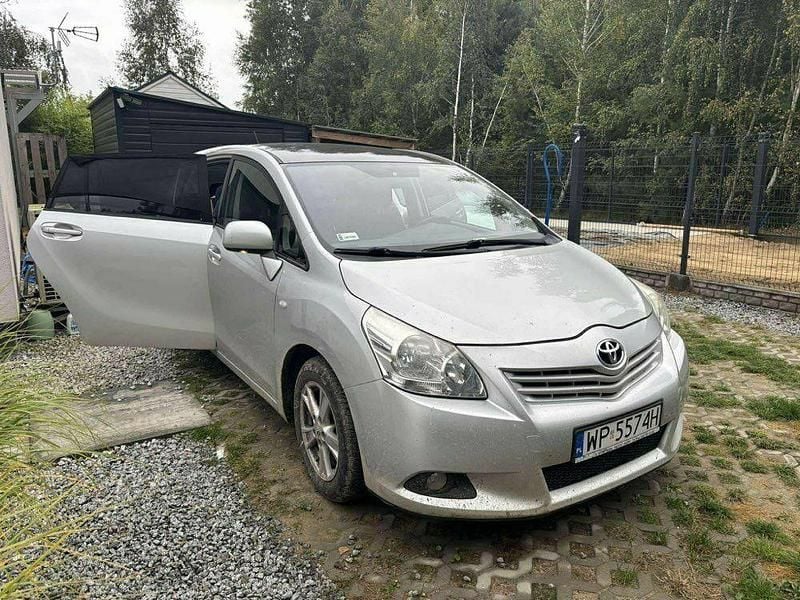 Srebrny Używany 2009 Toyota Verso Minivan | 23 500 zł (Uczciwa cena) - Obraz 1/2
