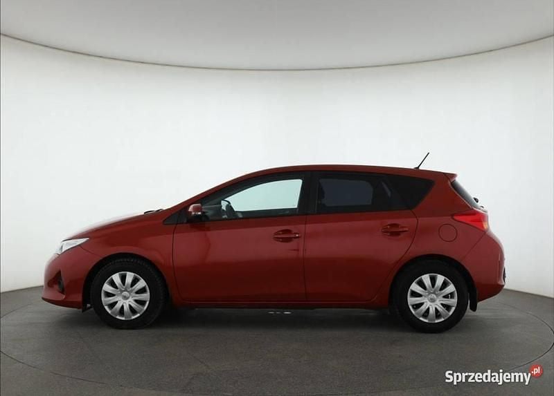 Używany Toyota Auris 2013 Czerwony Hatchback