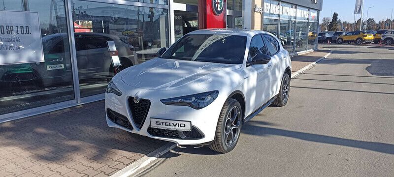 Lakier pastelowy alfa white Używany 2024 Alfa Romeo Stelvio Veloce SUV | 244 328 zł - Obraz 1/4