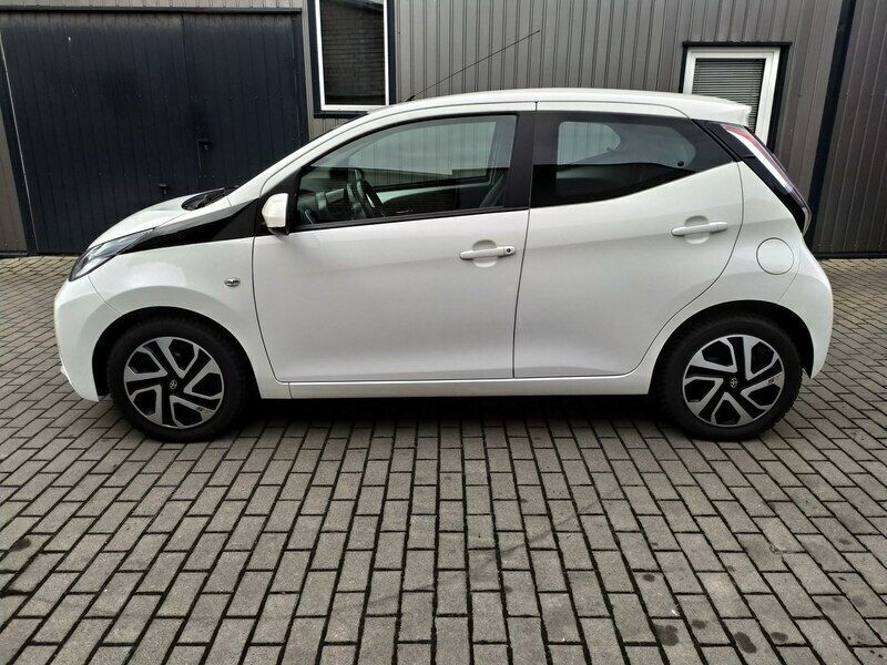 Używany Toyota Aygo 69 KM (50 kW) 2016 Biały Hatchback