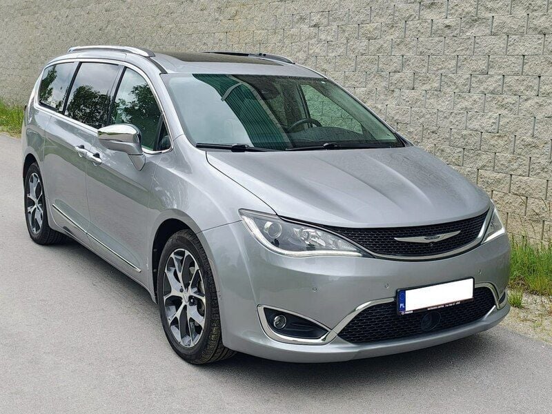 Srebrny Używany 2017 Chrysler Pacifica SUV | 92 000 zł (Dość drogi) - Obraz 1/4